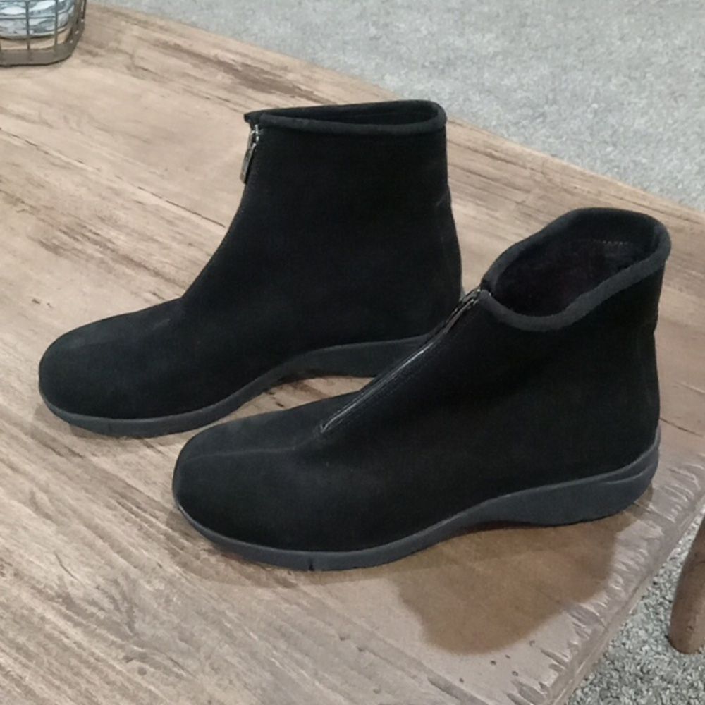 La Canadienne black suede waterproof Italian wedge heel bootie size 9.5 NWT - Picture 3 of 5